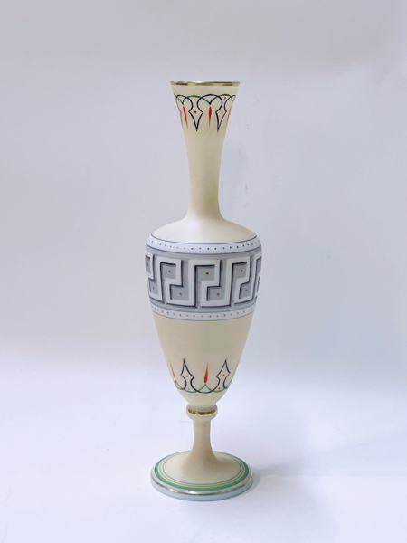 18/1900t Vase i opalinglass med håndmalt dekor