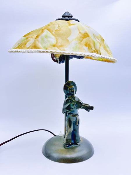 Lampe i patinert bronse med figur