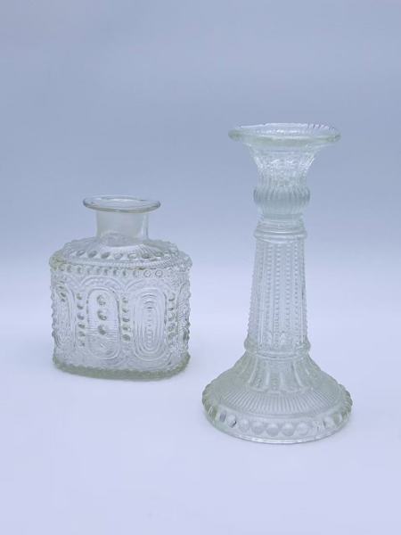 18/1900t Lysestake i pressglass og flaske i håndblåst glass