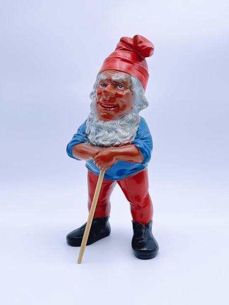 Tysk keramikk nisse med stokk