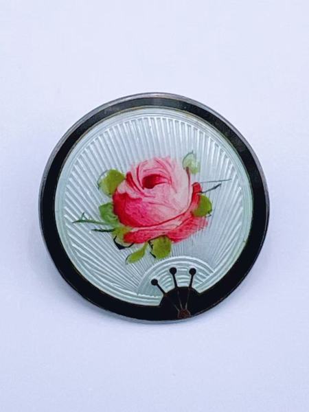 925s-O.F. Hjortdahl (1887-1954) brosje i sølv og emalje med rosemotiv