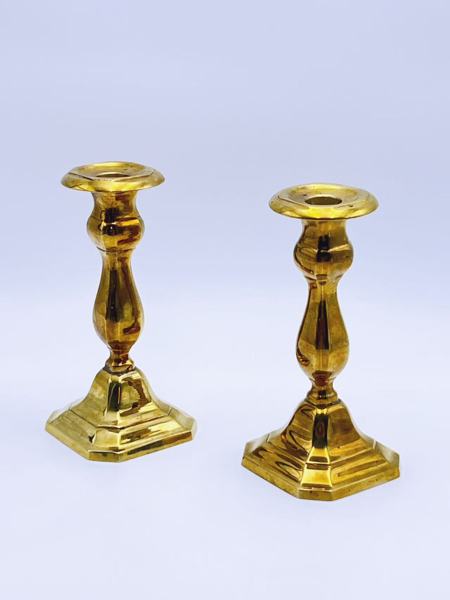 Ett par Biedermeier lysestaker i messing