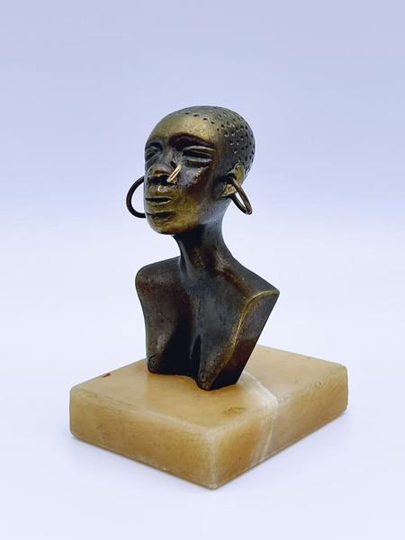 Skulptur "Afrikansk Dame" i bronse på onyx sokkel