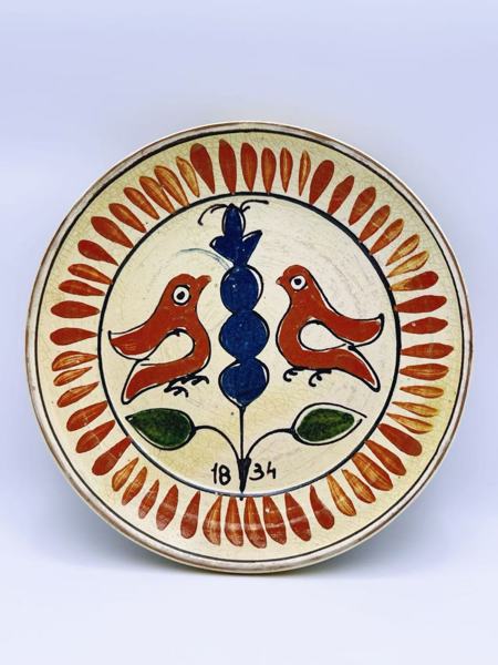 1834 Fat i glasert leirgods med håndmalt dekor.