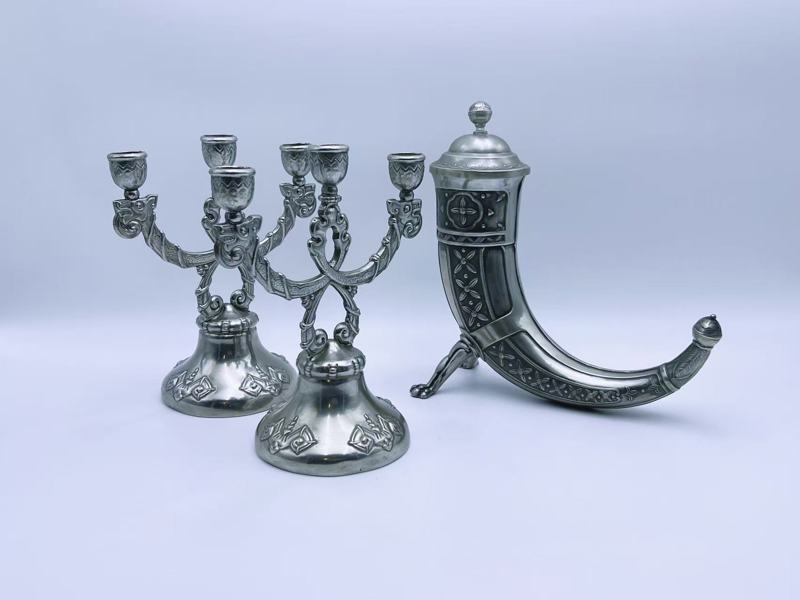 Dragestil lysestaker og Drikkehorn i tinn