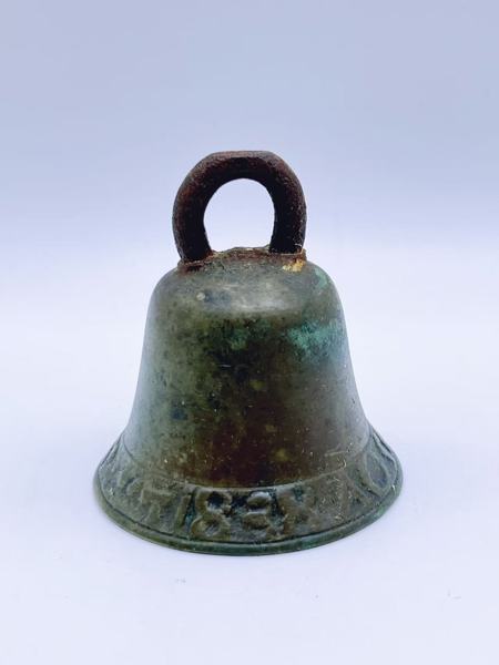 Datert 1838 Bjelle i bronse og jern
