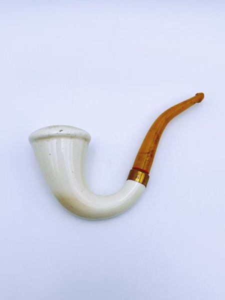 Krokpipe GoedeWaagen i hvitt porselen med rav