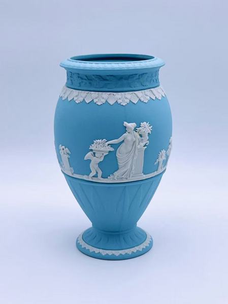 Wedgwood Jasperware Vase. H 20.5 cm