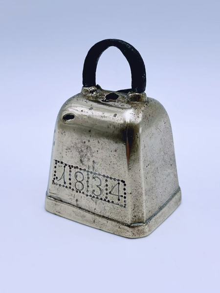 Datert 1834 Bjelle med eierinitialer