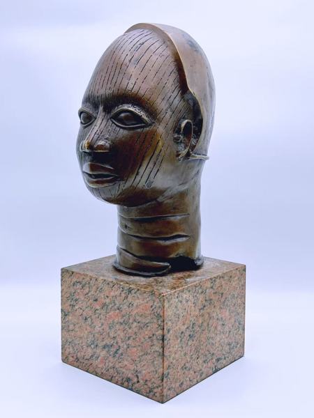Benin "Queen Hode" Skulptur i bronse med stein sokkel