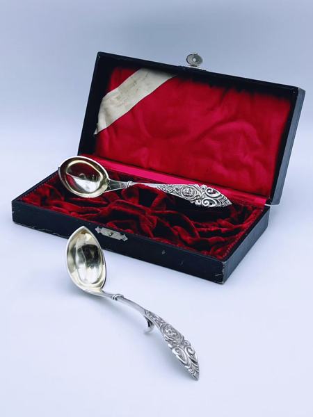 830S-H. Møller Rikt Dekorerte Sausøser