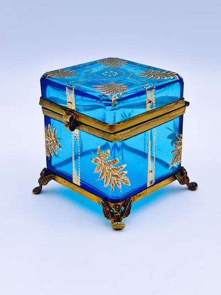 1800t Ormolu-mounted Smykkeskrin i glass med gulldekor