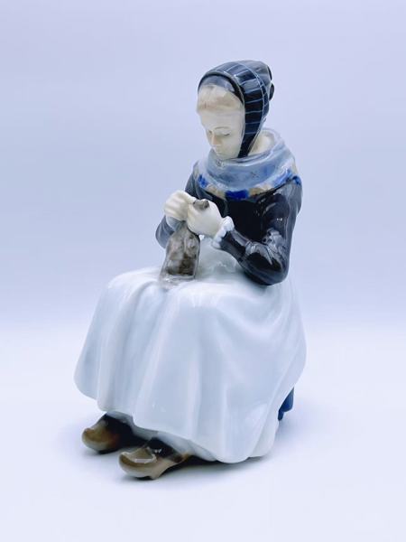 Royal Copenhagen Nr. 1317 figurinne "Amager Woman" 