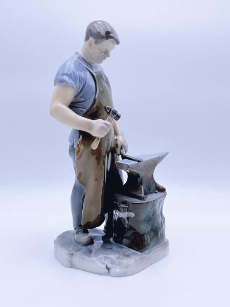 B&G Figur Nr. 2225 "Black Smith" 