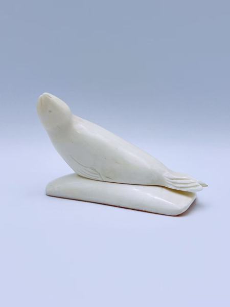 Selfigur i hvaltann med plate 