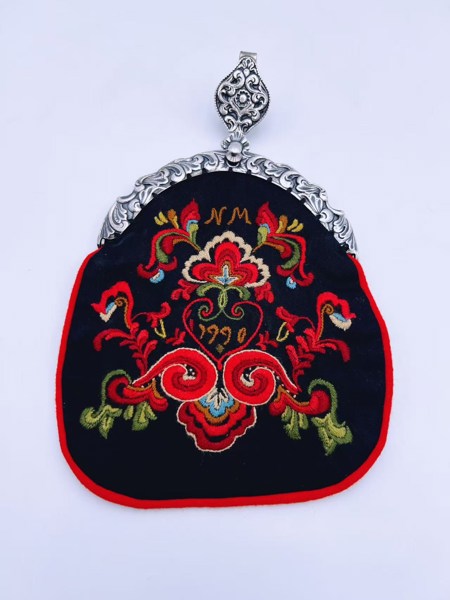 Datert 1990 Telemark Bunadveske 