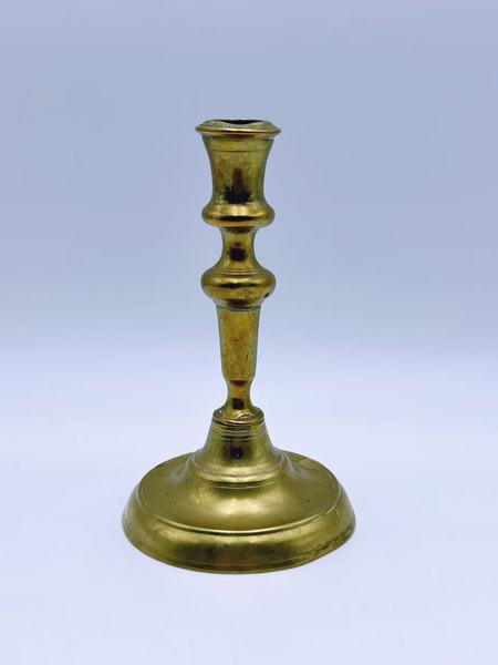 17/1800t Bronse lysestake i barokkstil