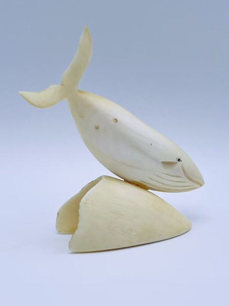 Hvalfigur i hvaltann, rikt skåret 