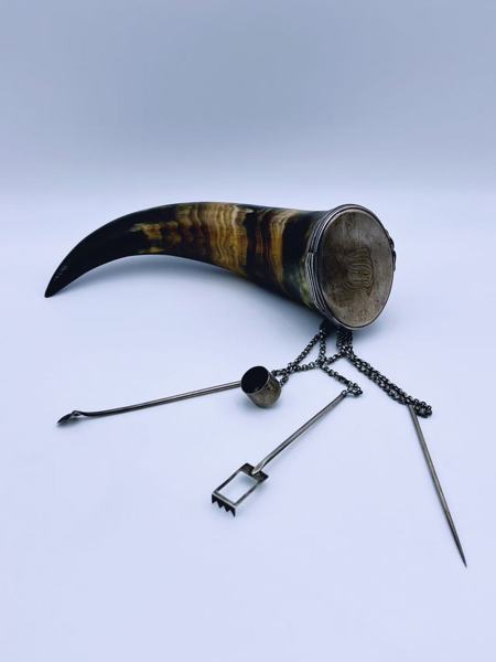 Krutthorn med sølvlokk