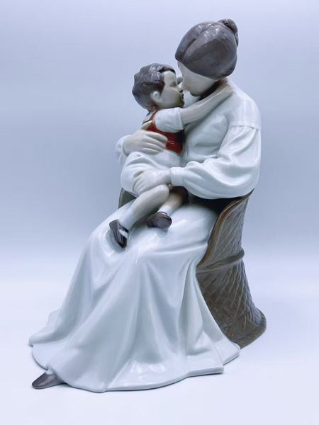 B&G Nr. 1552 "Mor og Barn" Figurine