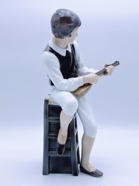 B&G Nr.1600 "Mandolin Player sitting on a stool" figurine  