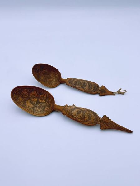 1800t 2 skjeer, rikt dekorert, ant. Telemark 