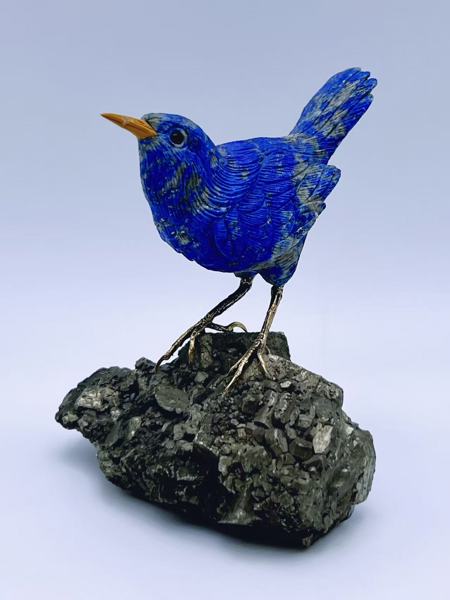 Lapislasuli "Fugl" Skulptur på Pyritt Plinten   
