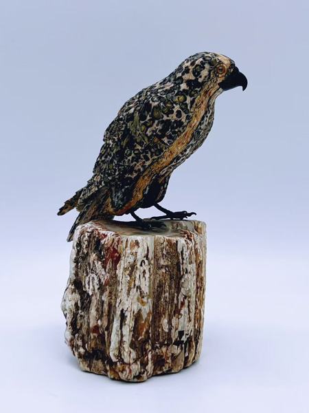 Skåret Edelsten "Ørn" Skulptur på Forstenet Tre Plinten