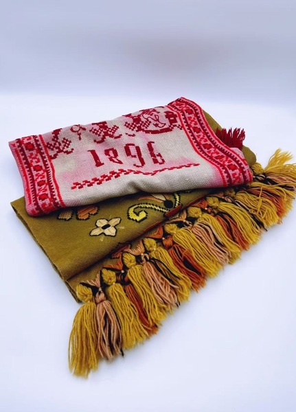 1800/1900t Broderte Tekstil / Bordløpere