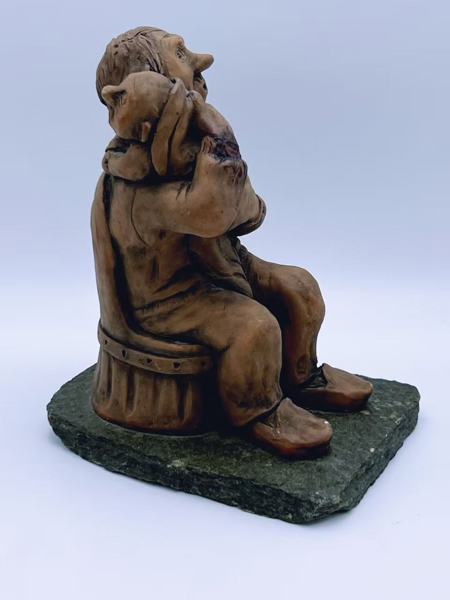 Skulptur "Mann som holder barn" 