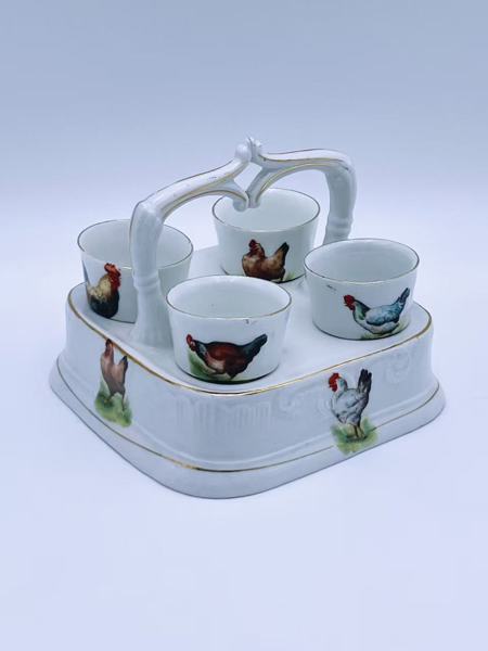 Eggoppsatts med hane og hønemotiv