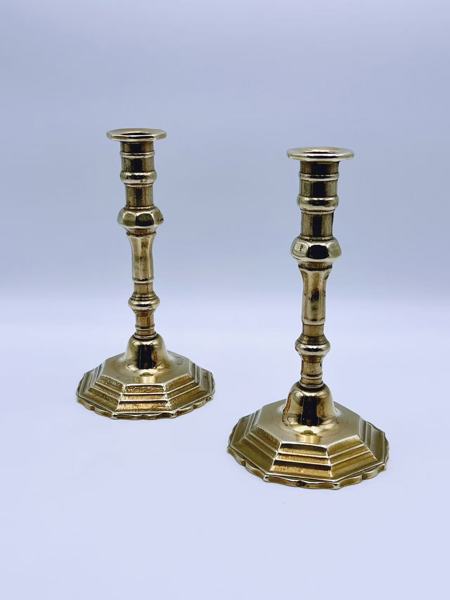 Ett par lysestaker i messing, Italy