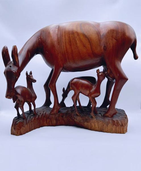 51x45cm Stor utskjært skulptur i tre "Hjortemamma med barn"