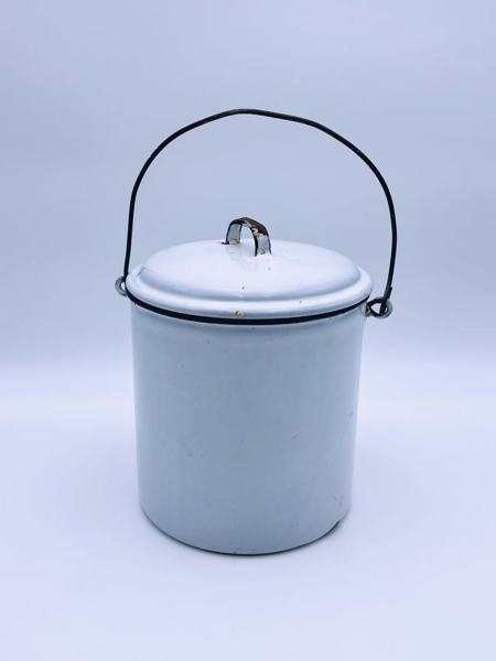 Emalje melkespann med lokk