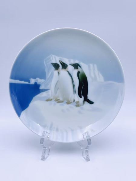 PP-1911-35 Thorolf Holmboe signert tallerken med pingvinmotiv