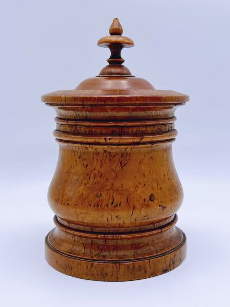 18/1900t Krukke / Tobakksboks med lokk