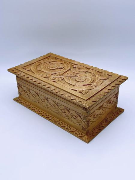 Rikt utskåret smykkeskrin