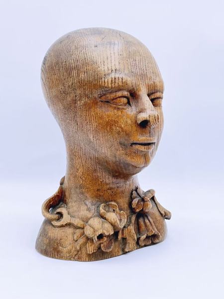 Utskjært hodefigur i eik