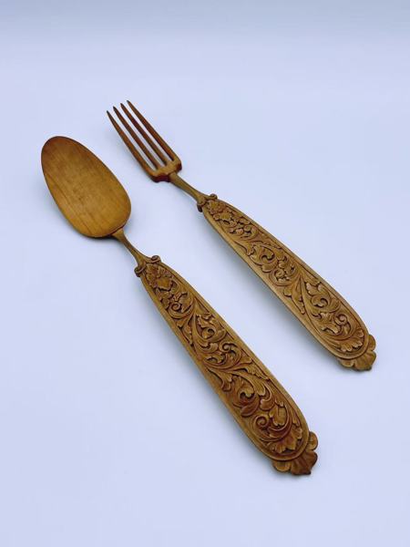 Rikt utskåret gaffel og skje