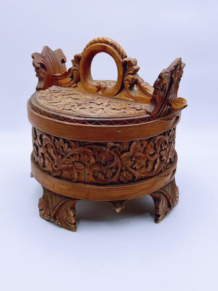 18/1900t Rikt Utskåret Grautambar, Gudbrandsdalen