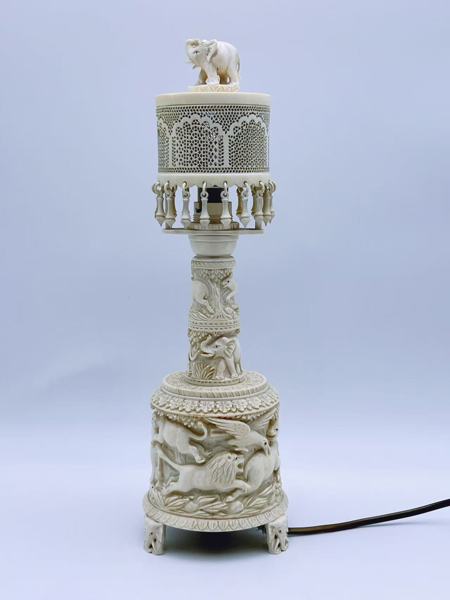 Rikt utskåret lampe i elfenben