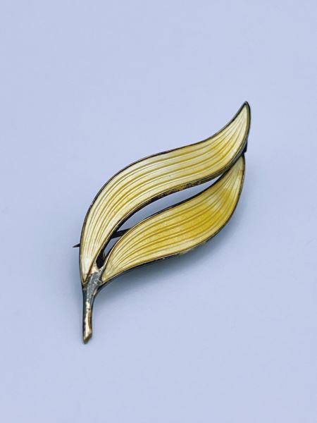 925s-Aksel Holmsen (1873-1962) brosje i sølv og emalje