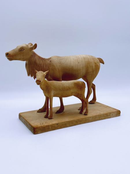 Utskåret figur i Tre, Signert