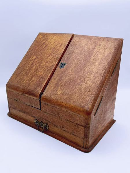 Brevholder / Skriveskrin i eik