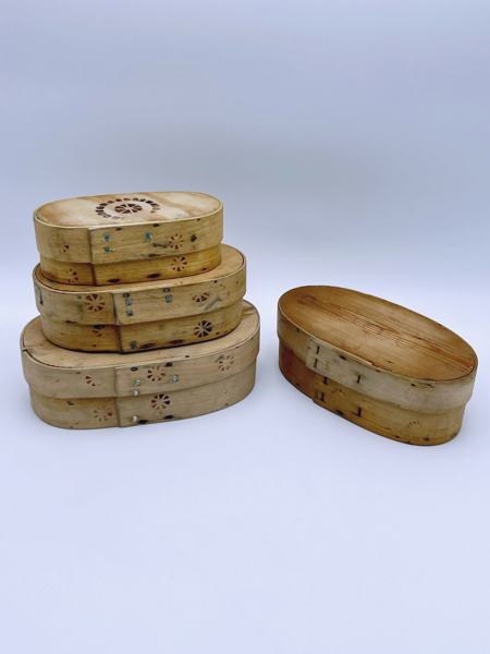 4 eldre smørbokser med lokk i svidekor