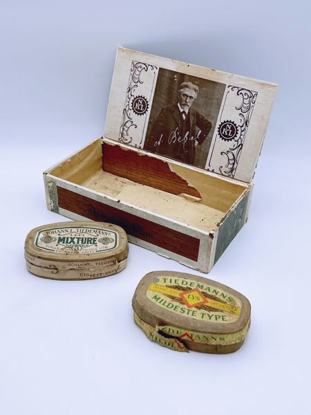 Sigarettkasse og tobakksesker