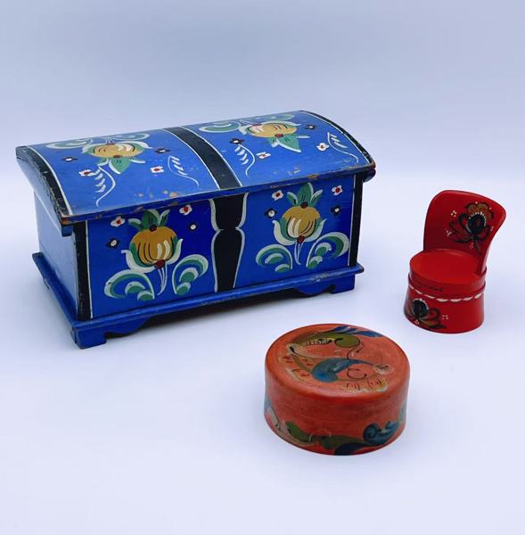 Rosemalt Skrin, Kubbestol og Eske med Lokk