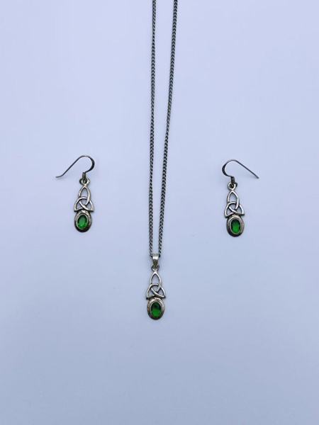 925s-ørepynt og halskjede i sølv med grønn stein