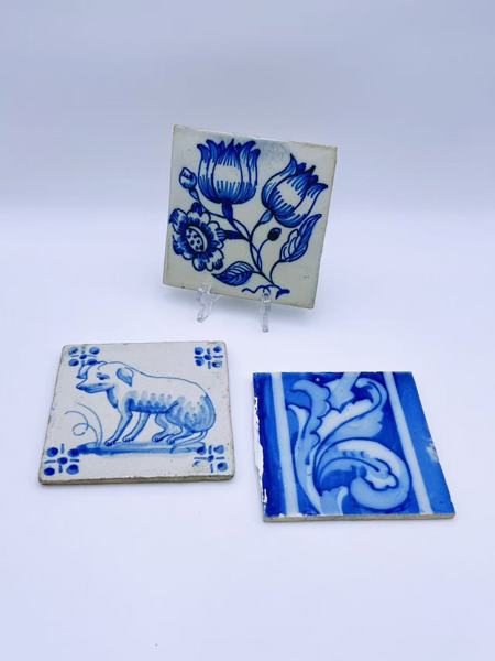 1700t 3 fliser med blomster og hundemotiv