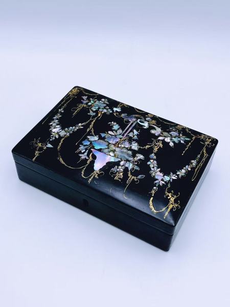 1800t Skrin med lakkarbeider og perlemor